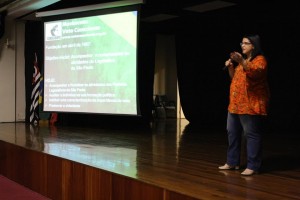A diretora geral do MVC, Ivone Rocha, fala para universitários