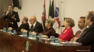 Palestrantes reunidos e Elisio Peixoto em fala, um dos idealizadores do evento.