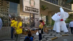 Cabides e bonecos de papel, no Cabidaço que ajudou a inibir o uso de cargo público para cabide de emprego.